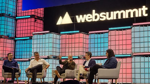 Na Web Summit Rio 2026, um painel com cinco especialistas, incluindo Miguel Aguiar (segundo a contar da esquerda).