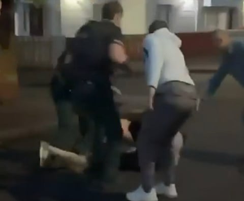 Um homem gravemente ferido em ataque com faca em Belfast. Suspeito foi detido