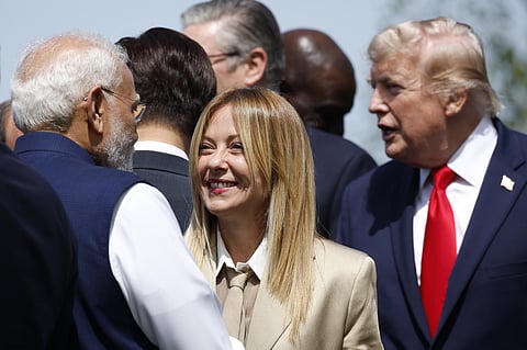 Giorgia Meloni e Donald Trump durante uma sessão de cumprimentos na cimeira desta semana do G7.