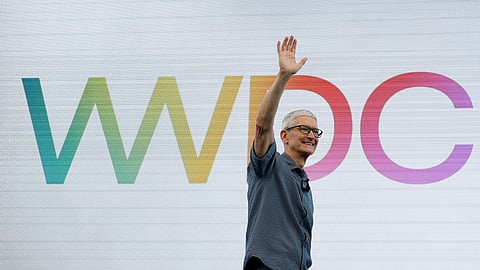 O CEO da Apple na conferência WWDC deste ano, em que a marca anunciou que as novas funcionalidades de IA não seriam incorporadas nos sistemas europeus.