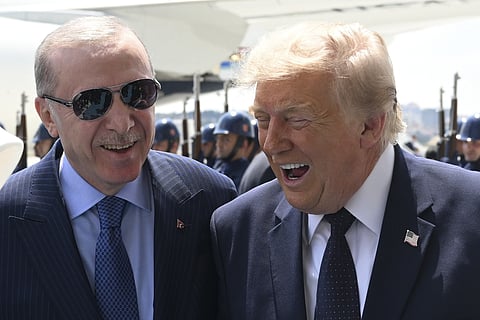 O presidente turco, Recep Tayyip Erdogan, foi receber o seu homólogo dos EUA, Donald Trump, ao aeroporto de Ancara.