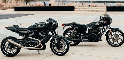 Os dois modelos RMCR da Ahrley-Davidson: o dos Anos 1970 (mais atrás) e 'concept' (modelo único) desenvolvido agora.