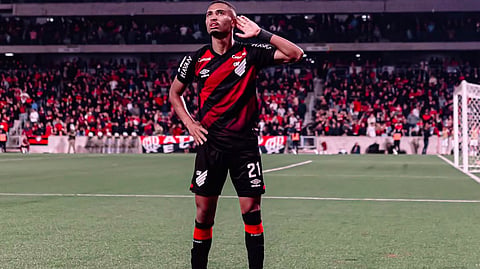 Leozinho, destaque do Athletico-PR trocou o futsal pelo futebol do campo aos 24 anos.