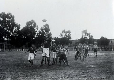 Uma fase do jogo no Campo das Amoreiras. Reportagem do DN destacou o mérito do triunfo do Gimnasio, “entre o entusiasmo do público e a dureza dos jogadores”.