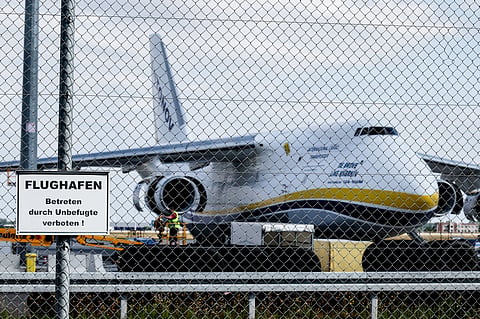 Um Antonov ucraniano fotografado atrás de uma vedação de segurança no aeroporto de Leipzig-Halle, na Alemanha.