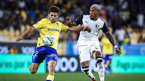 O jogador do Estoril Praia Pedro Carvalho (esq.), disputa a bola com o jogador do Famalicão Sorriso durante o jogo da I Liga de futebol realizado no Estádio António Coimbra da Mota, no Estoril.