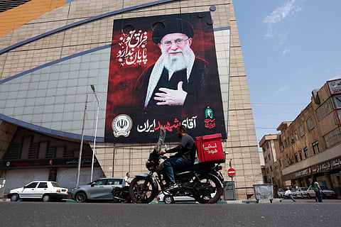 Mural do falecido líder supremo Ali Khamenei em Teerão.