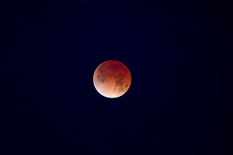 Fenómeno ocorre quando existe um alinhamento perfeito entre o Sol, a Lua e a Terra.