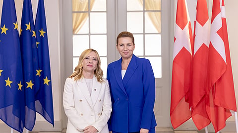 Giorgia Meloni e Mette Frederiksen antes do Conselho Europeu informal de outubro em Copenhaga.