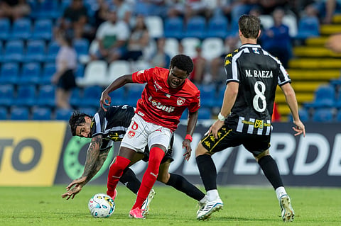 O jogador do Santa Clara, Djé Tavares (centro), disputa a bola com o jogador do Nacional Liziero