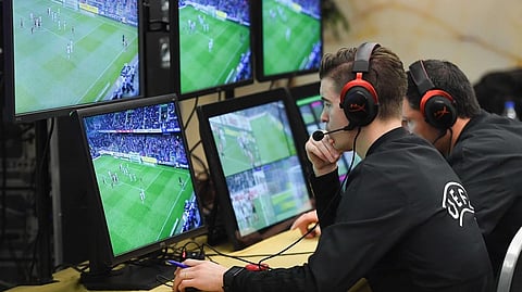 UEFA declara guerra ao VAR "microscópico": "Isto é futebol, não é PlayStation"