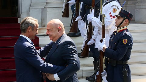 Mitsotakis e Aoun trocaram caloroso cumprimentos.