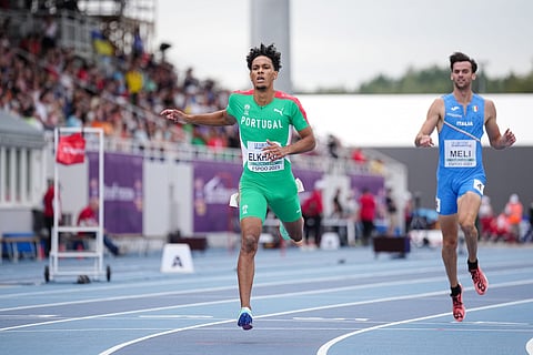 Omar Elkhatib correndo na pista dos Jogos do Mediterrâneo.