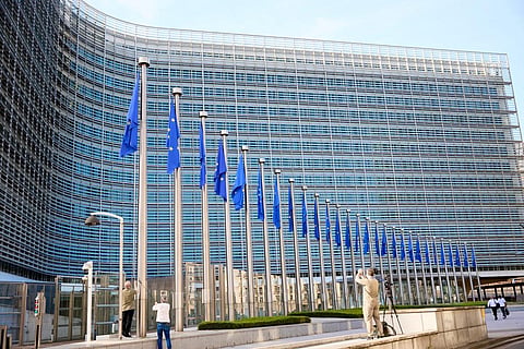 Bandeiras da UE diante do edifício Berlaymont, sede da Comissão Europeia em Bruxelas.