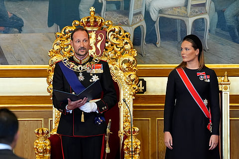 O rei Haakon VIII durante o juramento, ao lado da filha e herdeira, Ingrid Alexandra. A rainha Mette-Marit faltou à cerimónia por motivos de saúde.