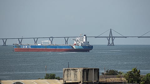 Um petroleiro junto à costa de Maracaíbo, na Venezuela.