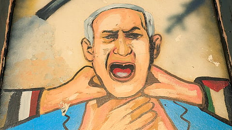 Desenho que ilustra Netanyahu a ser asfixiado em exibição na capital do Iémen, controlada pelos houthis, aliados do Irão.