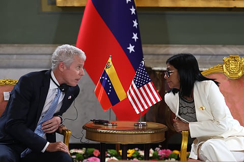 O secretário da Energia norte-americano, Chris Wright, e a presidente interina da Venezuela, Delcy Rodriguez