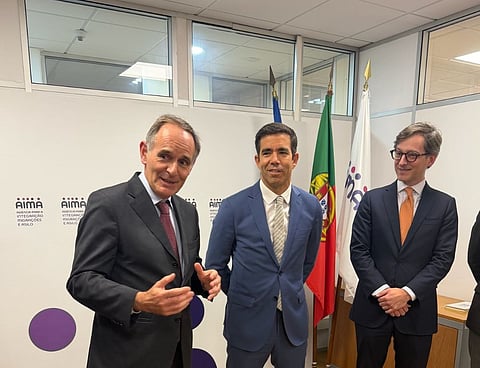 Presidente da AIMA, Pedro Portugal Gaspar, acompanhado do ministro António Leitão Amaro e Rui Armindo Freitas, secretário de Estado para as Migrações.
