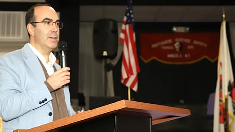 Daniel Bastos numa apresentação do livro sobre os monumentos ao emigrante na Portuguese Heritage Society, em Mineola, estado de Nova Iorque