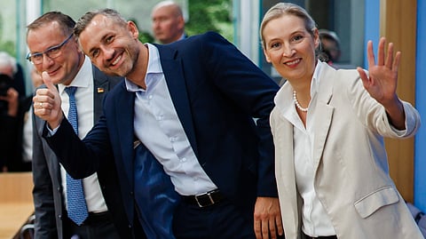 Tino Chrupalla, Ulrich Siegmund e Alice Weidel na conferência de imprensa.