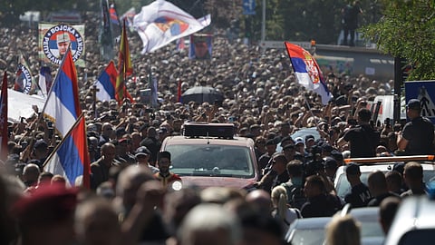 Milhares participaram nas cerimónias de homenagem a Mladic em Belgrado, antes do funeral.