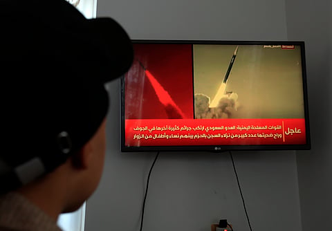 Uma criança iemenita assiste à notícia do ataque dos houthis à Arábia Saudita.