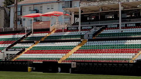 Relvado do Estádio José Gomes interditado
