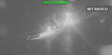 Vídeo publicado pelo Centro de Comando dos EUA mostra petroleiro M/T Riesco a ser atingido.