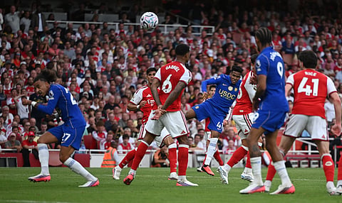 Arsenal e Chelsea, rivais de Londres, estão entre os clubes que mais contratam para posições dentro e fora do campo.