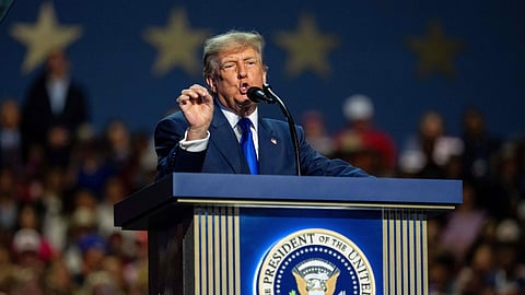 Mistura de papéis: Trump usou o selo da presidência no atril a partir do qual discursou para os republicanos.