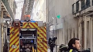 Três feridos em incêndio no Café Nicola, no Rossio, na baixa lisboeta. Fogo dado como extinto