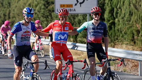 Enric Mas (centro) na etapa final da Vuelta