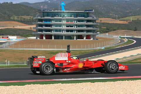 O vice-campeão Filipe Massa e o seu Ferrari em testes no Autódromo de Portimão ainda antes de este inaugurar as suas temporadas de Grandes Prémios.