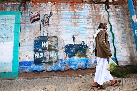 Uma pintura no edifício que antes albergou a embaixada da Arábia Saudita em Saná mostra um houthi a impedir a passagem de um navio.