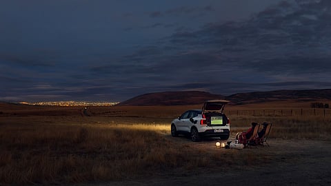 Volvo EX30 ganha tecnologia bidirecional e passa a fornecer energia a dispositivos externos