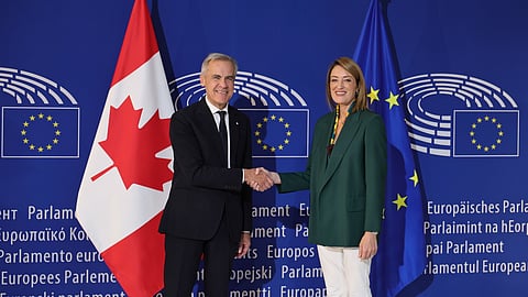 O primeiro-ministro canadiano, Mark Carney, e a presidente do Parlamento Europeu, Roberta Metsola