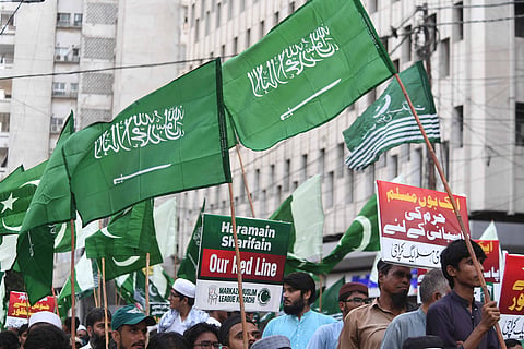 Bandeiras sauditas numa manifestação de solidariedade para com Riade, em Karachi, Paquistão, na sequência do anúncio do drone que teria Meca como alvo.