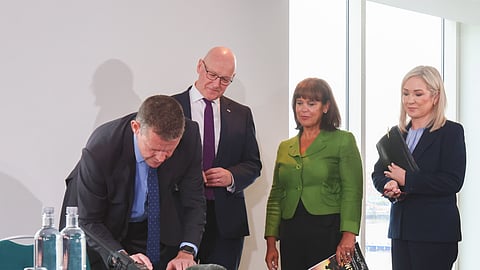 O chefe do governo galês assina o Acordo de Cardiff junto dos líderes nacionalistas da Escócia e da Irlanda.