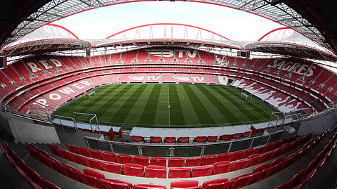 Benfica multado em 13 mil euros por pirotecnia e tarjas na receção ao Gil Vicente