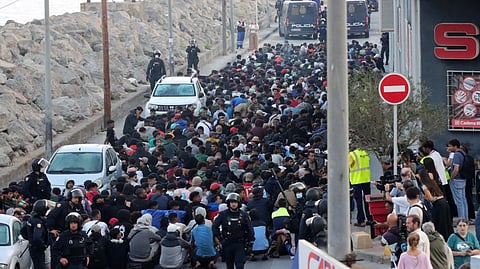 Migrantes em Ceuta à espera de serem alojados