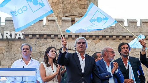 O presidente do CDS-PP, Nuno Melo (C), acena uma bandeira do partido à chegada para a 'Rentrée' política do partido, em Albergaria-a-Velha