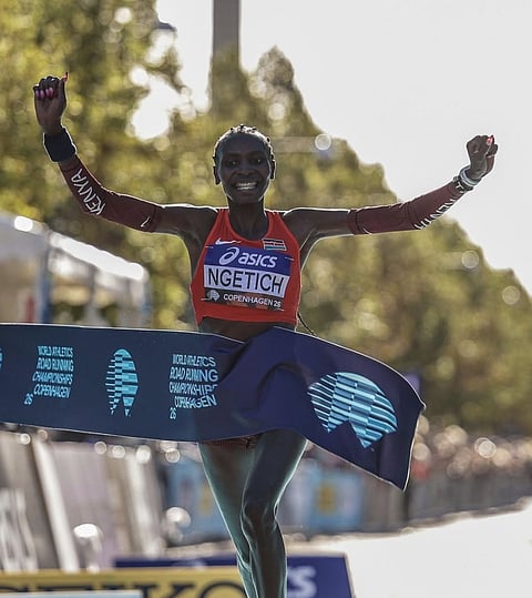 Queniana Agnes Jebet Ngetich bate recorde do mundo da meia-maratona