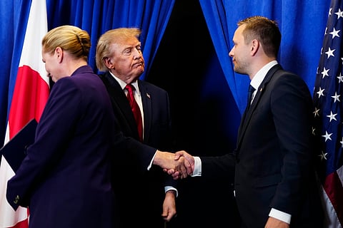 Trump cumprimenta Jens-Frederik Nielsen, PM da Gronelândia, ao lado de Mette Frederiksen, PM da Dinamarca.