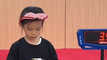 Menina chinesa de seis anos estabelece recorde mundial no cubo mágico