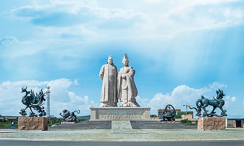 Monumento emblemático do condado de Qian, em Xianxim (Shaanxi), com estátuas de Wu Zetian e do imperador Gaozong (Li Zhi) da dinastia Tang. Qian é o local onde se encontra Qianling, o mausoléu onde os dois foram sepultados juntos.