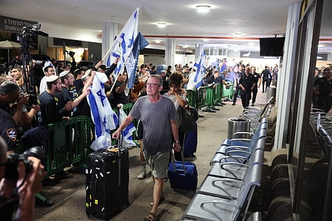 Os passageiros que seguiam a bordo do voo da Flydubai na chegada a Israel após o ataque ao piloto