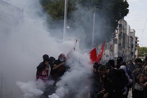 Os alunos do ensino secundário permanecem no meio do gás lacrimogéneo durante confrontos com a polícia de choque durante um protesto realizado esta sexta-feira sobre as condições do sistema educativo em Montpellier, no sul de França.