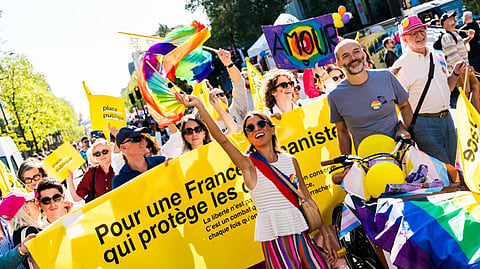 Marcha do orgulho LGBT+ junta milhares em Paris preocupados com extrema-direita