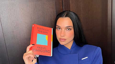 Dua Lipa na Livraria Lello, no Porto